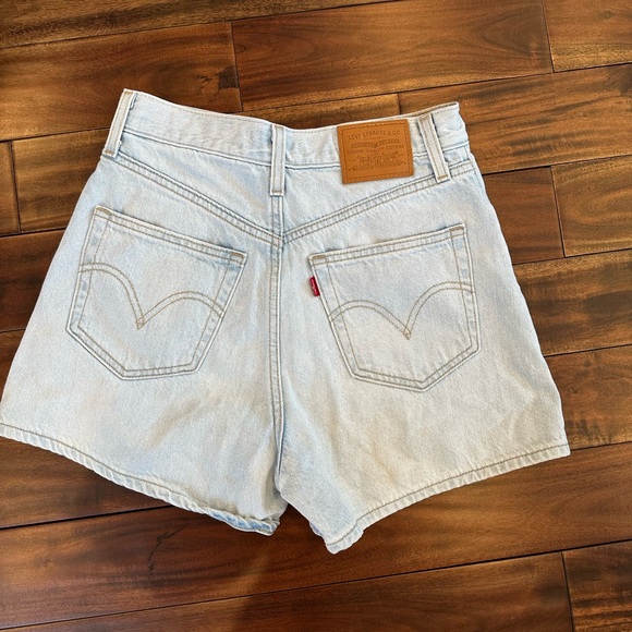 Levi Light Wash High Waist Loose Denim Shorts Size 26 - Picture 2 of 4